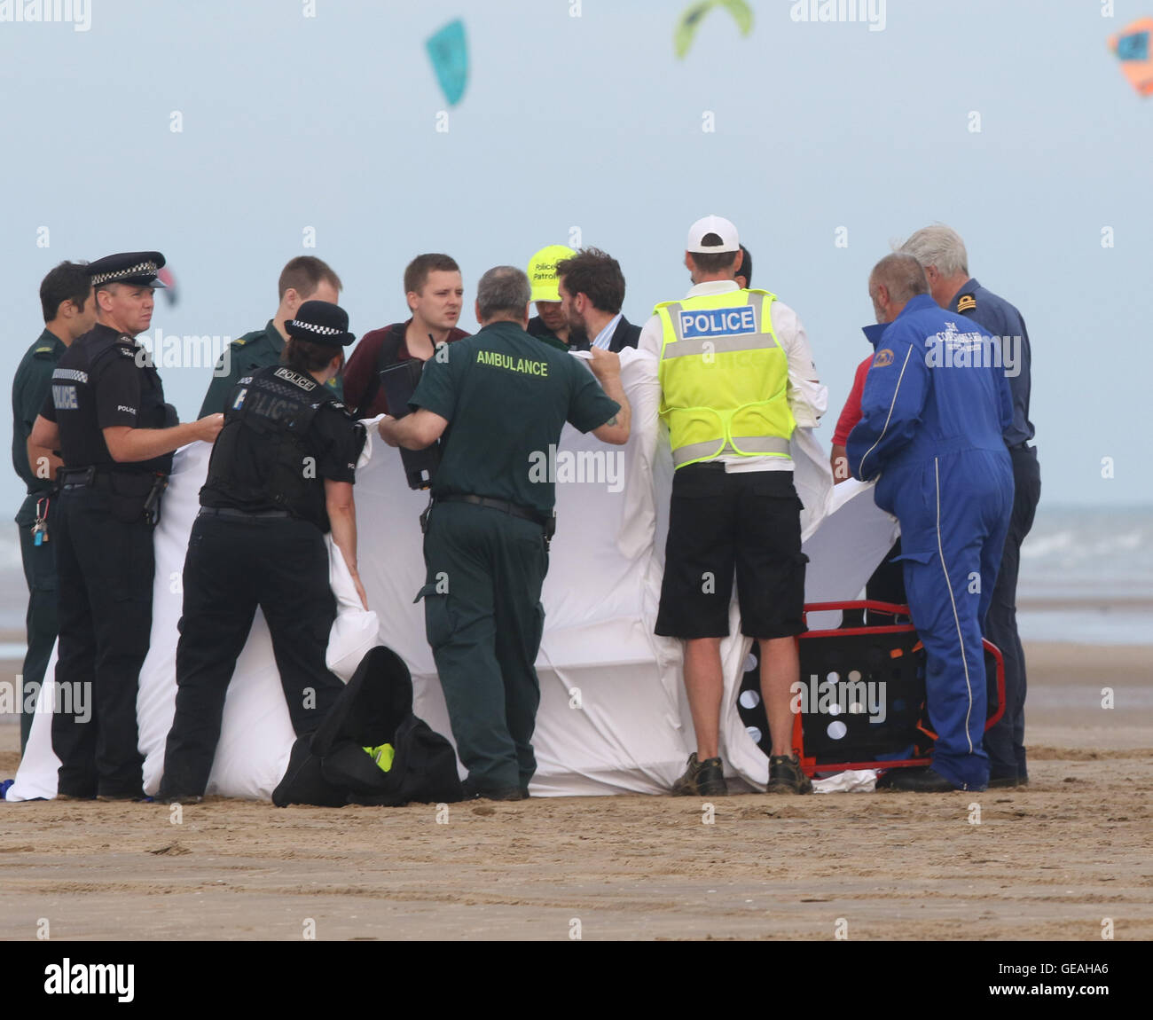 Rye, East Sussex, UK. 24 juillet, 2016. Les gens ont été en difficulté à Camber Sands le dimanche après-midi (24 juillet). Deux hommes ont été sauvés et un homme est porté disparu après la baignade dans la mer. La police a été d'aider leurs collègues de la RNLI et garde-côtes pour rechercher l'homme qui est toujours manquant. Un appel a été reçu autour de 12h30 à des rapports d'un homme qui avait disparu en nageant. Tandis que sur la plage, deux hommes ont été trouvés à avoir fait un arrêt cardiaque sur la plage après avoir eu des difficultés dans la mer. Credit : uknip/Alamy Live News Banque D'Images