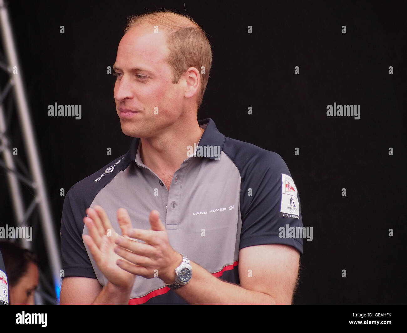 Portsmouth, Royaume-Uni, le 24 juillet 2016. Le duc de Cambridge applaudit les équipes tout en présentant les trophées gagnants à l'Americas Cup World Series à Portsmouth. Crédit : Simon Evans/Alamy Live News Banque D'Images