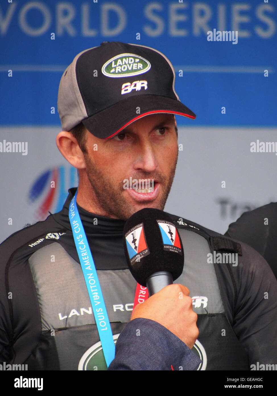 Portsmouth, Royaume-Uni, le 24 juillet 2016.Sir Ben Ainslie parle pour les fans après avoir remporté la régate à l'Americas Cup world series à Portsmouth. crédit : Simon Evans/Alamy live news Banque D'Images