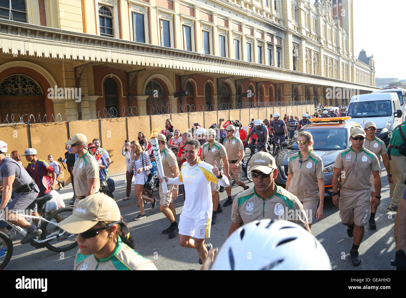 Sao Paulo, Brésil. 24 juillet, 2016. Relais de la flamme olympique par la station de phare au centre-ville de São Paulo (SP) le dimanche après-midi (24). Crédit : Foto Arena LTDA/Alamy Live News Banque D'Images