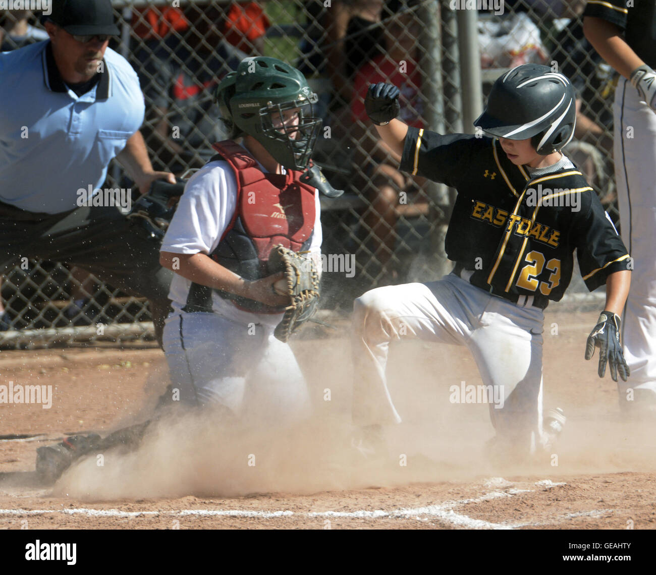 Usa. 24 juillet, 2016. SPORTS -- Ty'Eastdale manche, 23, vole accueil, battant le jeter à Shorthorn catcher Garret Tucker dans la 1ère manche du Championnat de la Petite Ligue au jeu de la Petite Ligue de pétroglyphes sur le terrain Dimanche, 24 juillet, 2016. Remporté 13-0 Eastdale en 3 et 1/2 manches. © Greg Sorber/Albuquerque Journal/ZUMA/Alamy Fil Live News Banque D'Images