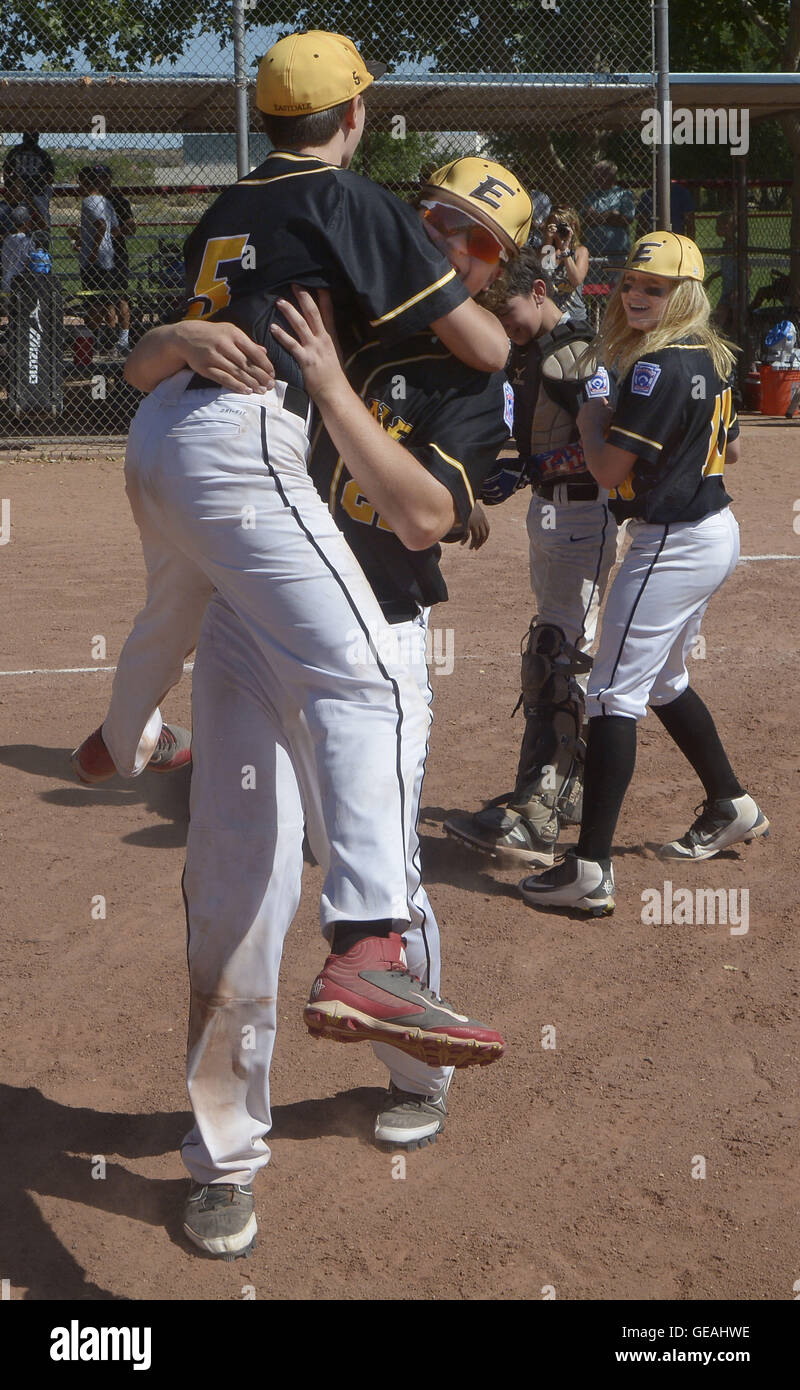 Usa. 24 juillet, 2016. SPORTS -- L'Eastdale Ryan Pullen, 5, saute dans les bras d'Aiden jeunes tandis que Henry Mitchell, droite, des montres à l'occasion du championnat de la Petite Ligue 13-0 gagner à la Shorthorn Petite Ligue de pétroglyphes sur le terrain Dimanche, 24 juillet 2016. © Greg Sorber/Albuquerque Journal/ZUMA/Alamy Fil Live News Banque D'Images