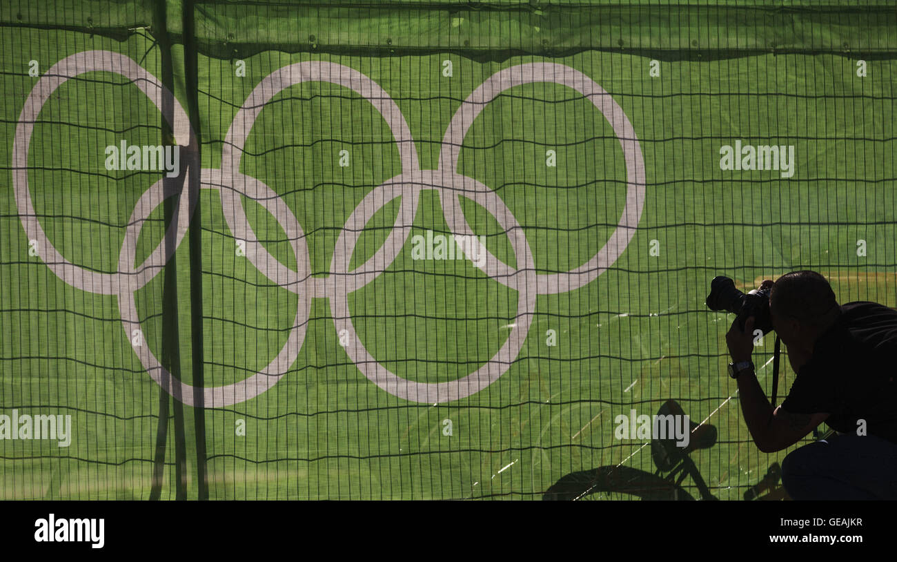 Rio de Janeiro, Brésil. 24 juillet, 2016. Un photographe prend des photos dans le village olympique des Jeux Olympiques de Rio 2016 à Rio de Janeiro, Brésil, le 24 juillet 2016. La cérémonie d'ouverture du Village Olympique a eu lieu ici le dimanche. Credit : Fei Maohua/Xinhua/Alamy Live News Banque D'Images