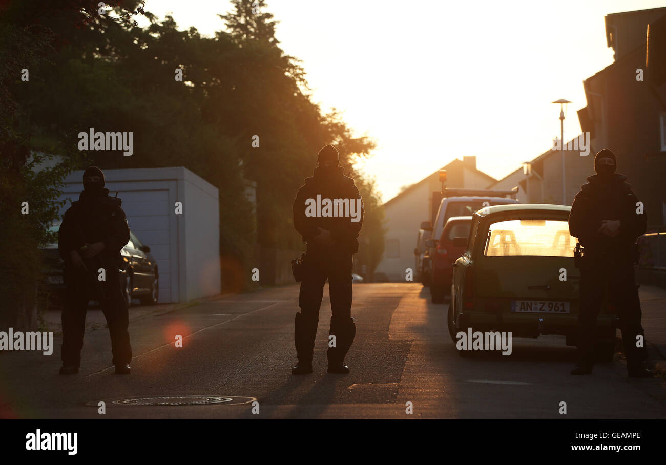 Ansbach, Allemagne. Le 25 juillet, 2016. Les membres d'un groupe de travail police bloc unit l'allée pour un réfugié refuge où l'homme de 27 ans aurait vécu qui a fait exploser un engin explosif le 24 juillet, à Ansbach, Allemagne. Douze personnes ont été blessées dans une attaque qui peut avoir eu un arrière-plan islamiste. L'agresseur était un homme de 27 ans réfugiée de la Syrie, le ministre de l'intérieur de Bavière Herrmann a déclaré lors d'une conférence de presse. Dpa : Crédit photo alliance/Alamy Live News Banque D'Images