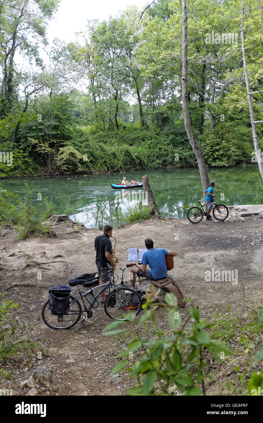 Montpellier, Languedoc Roussillon, Périgord, France. 24 juillet, 2016. Beau dimanche d'été sur les rives de la rivière Lez, activités sportives et culturelles. Credit : Digitalman/Alamy Live News Banque D'Images