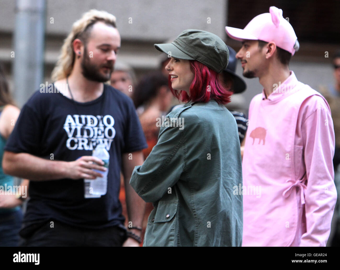 New York City, USA. 24 juillet, 2016. NEW YORK, NY-Juillet 24 : Daniel Henshall, Lily Collins, Devon Bostick tournage sur emplacement pour Netflix & Plan B film Okja Animateurs à New York. 24 juillet 2016, NEW YORK. Credit:RW/MediaPunch MediaPunch Crédit : Inc/Alamy Live News Banque D'Images