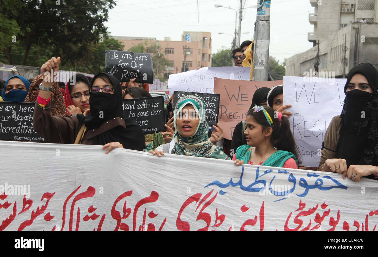 Les étudiants de l'Université d'Urdu, Faculté de pharmacie sont la tenue d'une manifestation de protestation contre la fin de l'année universitaire pour les nouvelles admissions-2016, à l'extérieur de Karachi press club le lundi 25 juillet 2016. Banque D'Images