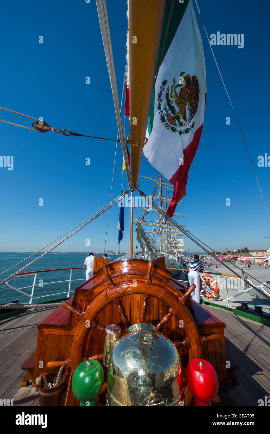 Lisbonne, Portugal. Le 25 juillet, 2016. La "Tall Ships Races Lisboa 2016" se tient à Lisbonne du 22 juillet au 25 mai. Cet événement unique et incomparable qui se passe au cours de la 60e célébration de la Tall Ships Races. 33 grands voiliers du monde entier, 3.500 stagiaires e 1 millions de visiteurs sont attendus. Défilé de la voile est organisée le 25 juillet. 25 juillet 2016, Lisbonne, Portugal. (Photo : Gonçalo Silva) Credit : Gonçalo Silva/Alamy Live News Banque D'Images