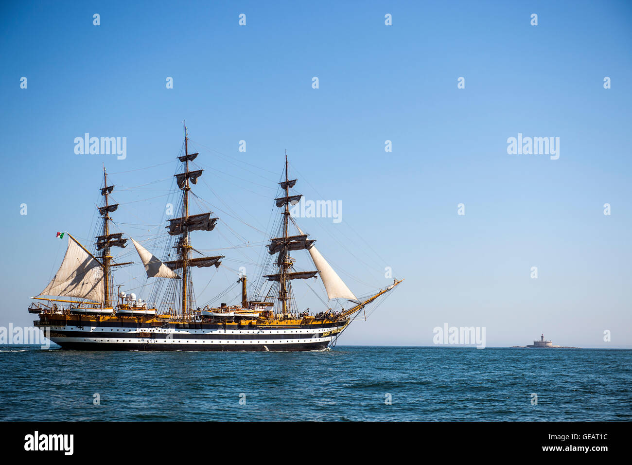 Lisbonne, Portugal. Le 25 juillet, 2016. La "Tall Ships Races Lisboa 2016" se tient à Lisbonne du 22 juillet au 25 mai. Cet événement unique et incomparable qui se passe au cours de la 60e célébration de la Tall Ships Races. 33 grands voiliers du monde entier, 3.500 stagiaires e 1 millions de visiteurs sont attendus. Défilé de la voile est organisée le 25 juillet. 25 juillet 2016, Lisbonne, Portugal. (Photo : Gonçalo Silva) Credit : Gonçalo Silva/Alamy Live News Banque D'Images