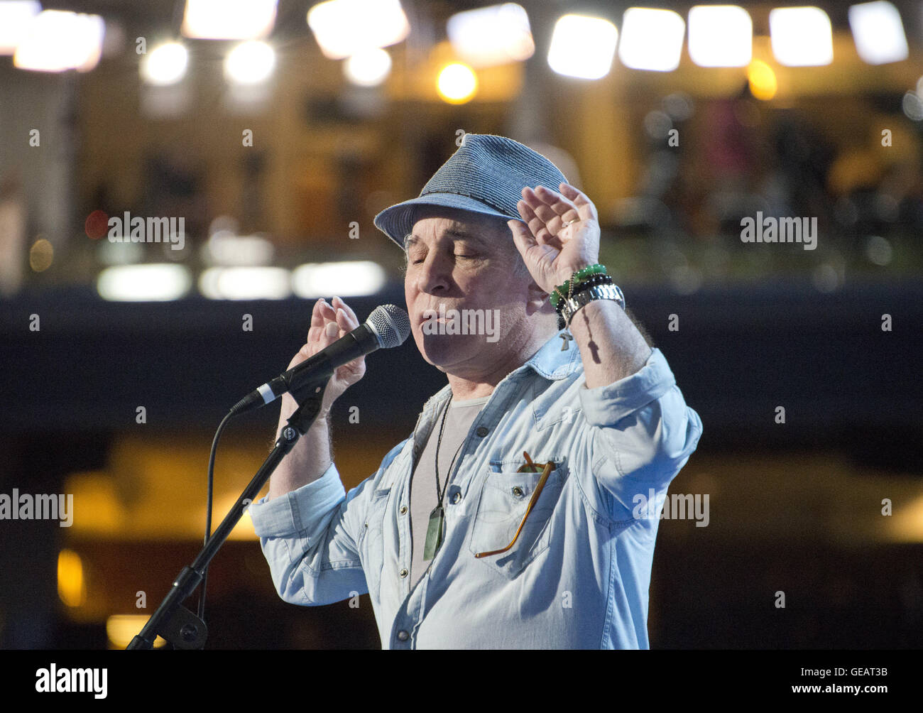Philadelphie, Pennsylvanie, USA. 24 juillet, 2016. Chanteur et compositeur Paul Simon répète ''Bridge Over Troubled Water'' avant le début de la Convention nationale démocrate de 2016 tenue à la Wells Fargo Center de Philadelphie, Pennsylvanie le dimanche, Juillet 24, 2016.Credit : Ron Sachs/CNP. Credit : Ron Sachs/CNP/ZUMA/Alamy Fil Live News Banque D'Images
