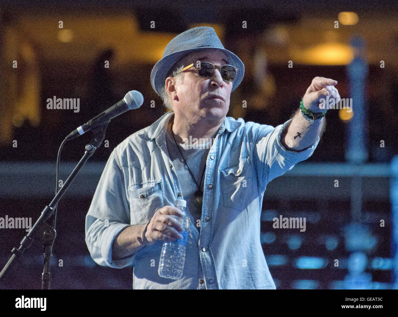 Philadelphie, Pennsylvanie, USA. 24 juillet, 2016. Chanteur et compositeur Paul Simon répète ''Bridge Over Troubled Water'' avant le début de la Convention nationale démocrate de 2016 tenue à la Wells Fargo Center de Philadelphie, Pennsylvanie le dimanche, Juillet 24, 2016.Credit : Ron Sachs/CNP. Credit : Ron Sachs/CNP/ZUMA/Alamy Fil Live News Banque D'Images