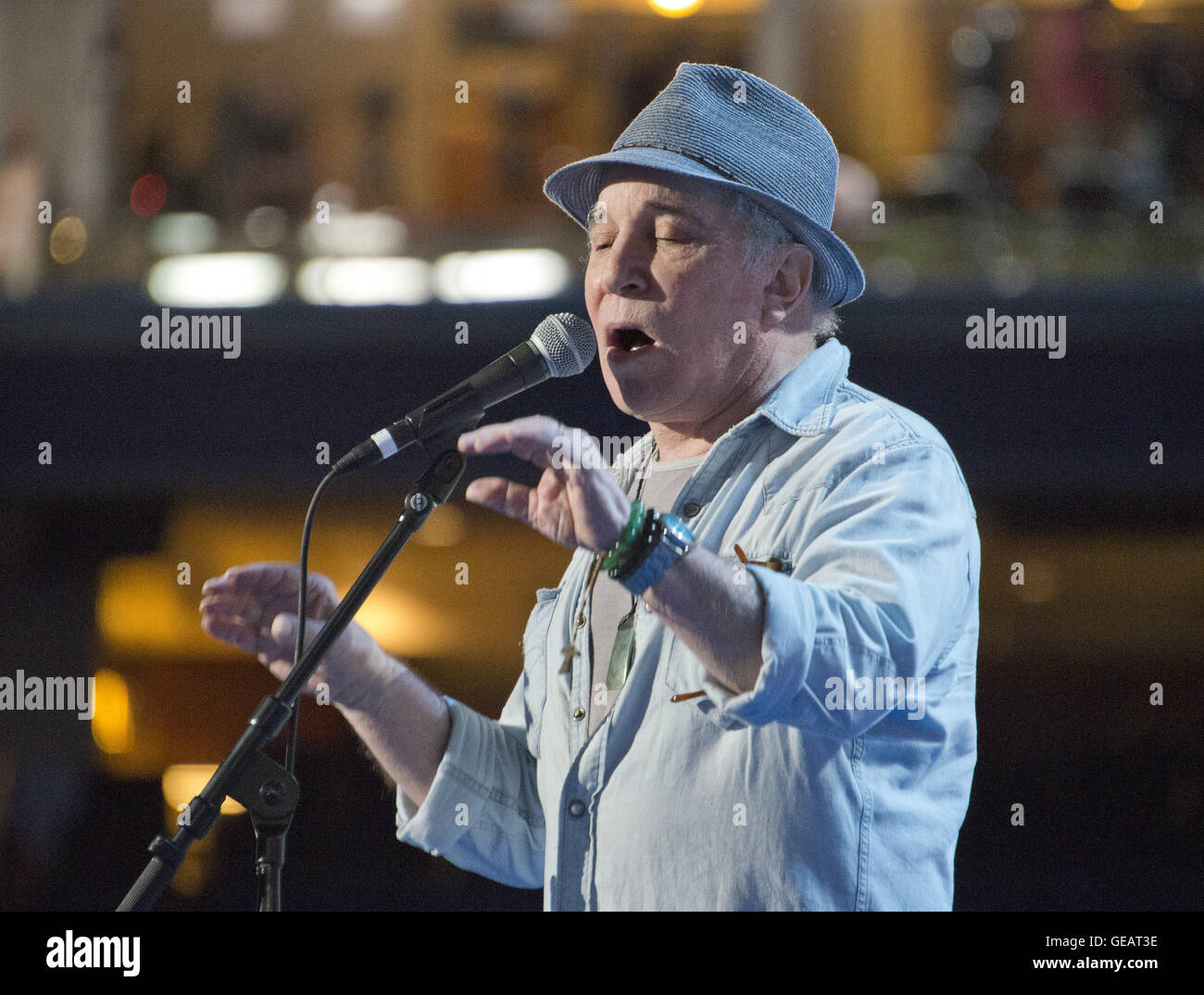 Philadelphie, Pennsylvanie, USA. 24 juillet, 2016. Chanteur et compositeur Paul Simon répète ''Bridge Over Troubled Water'' avant le début de la Convention nationale démocrate de 2016 tenue à la Wells Fargo Center de Philadelphie, Pennsylvanie le dimanche, Juillet 24, 2016.Credit : Ron Sachs/CNP. Credit : Ron Sachs/CNP/ZUMA/Alamy Fil Live News Banque D'Images