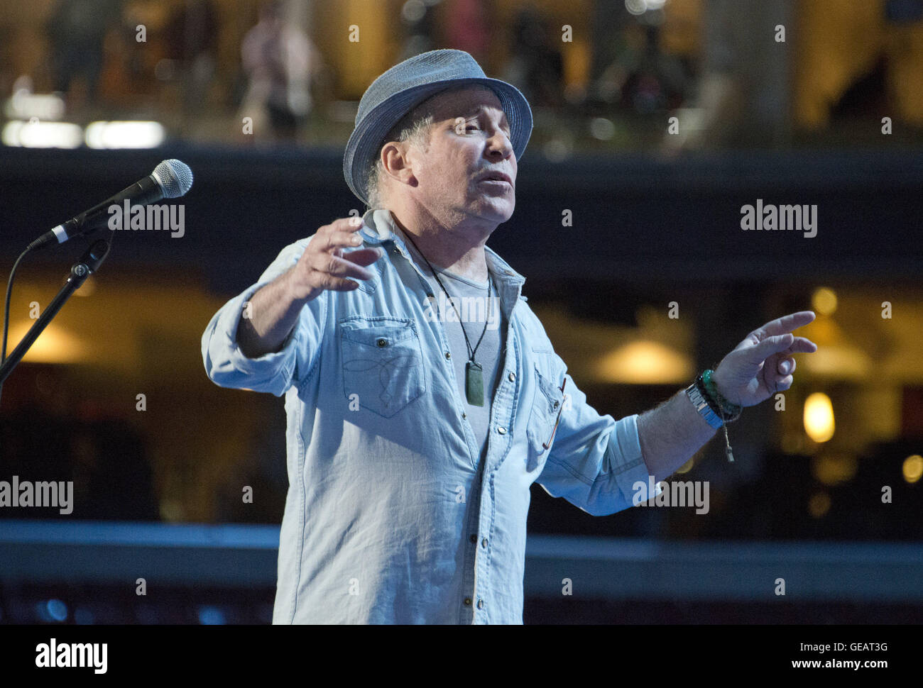 Philadelphie, Pennsylvanie, USA. 24 juillet, 2016. Chanteur et compositeur Paul Simon répète ''Bridge Over Troubled Water'' avant le début de la Convention nationale démocrate de 2016 tenue à la Wells Fargo Center de Philadelphie, Pennsylvanie le dimanche, Juillet 24, 2016.Credit : Ron Sachs/CNP. Credit : Ron Sachs/CNP/ZUMA/Alamy Fil Live News Banque D'Images