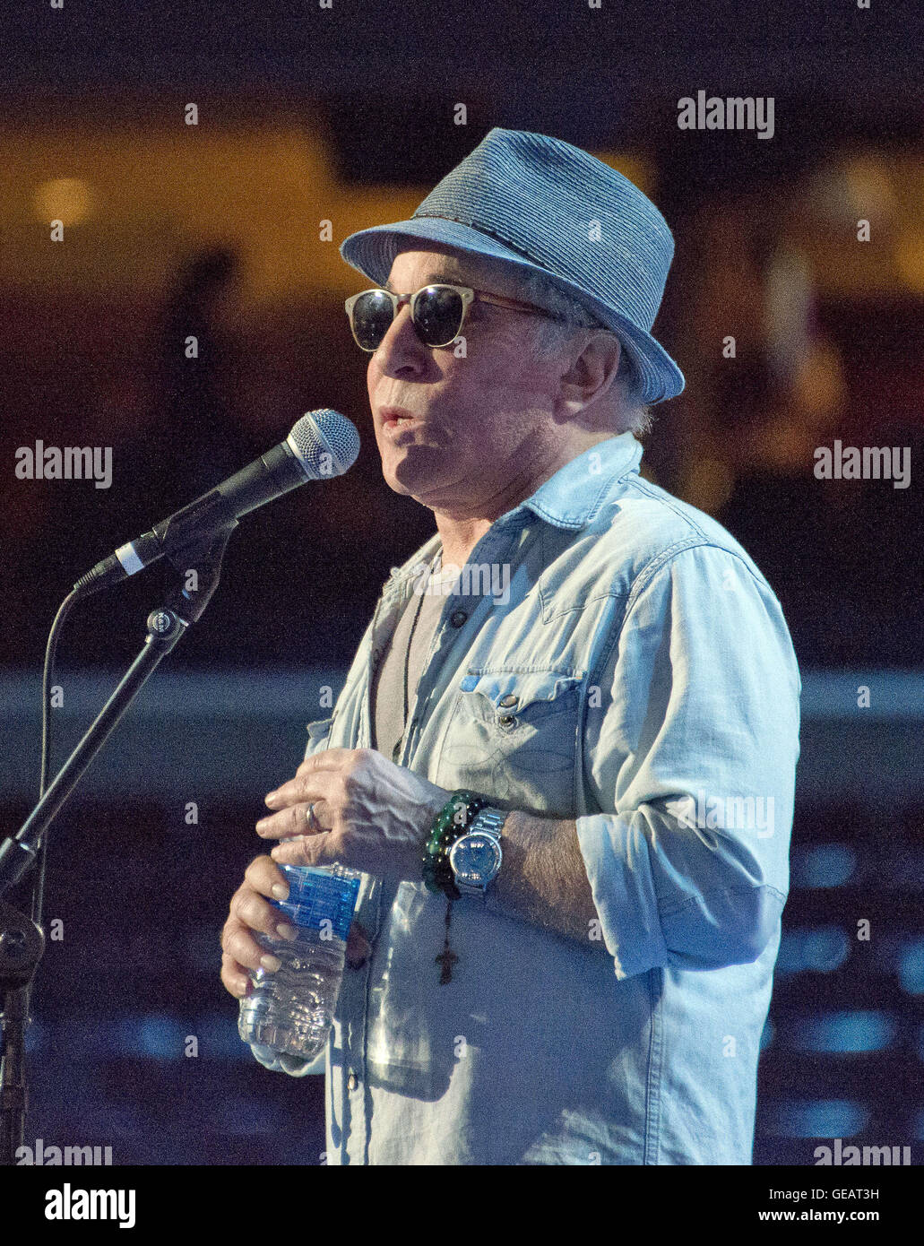 Philadelphie, Pennsylvanie, USA. 24 juillet, 2016. Chanteur et compositeur Paul Simon répète ''Bridge Over Troubled Water'' avant le début de la Convention nationale démocrate de 2016 tenue à la Wells Fargo Center de Philadelphie, Pennsylvanie le dimanche, Juillet 24, 2016.Credit : Ron Sachs/CNP. Credit : Ron Sachs/CNP/ZUMA/Alamy Fil Live News Banque D'Images