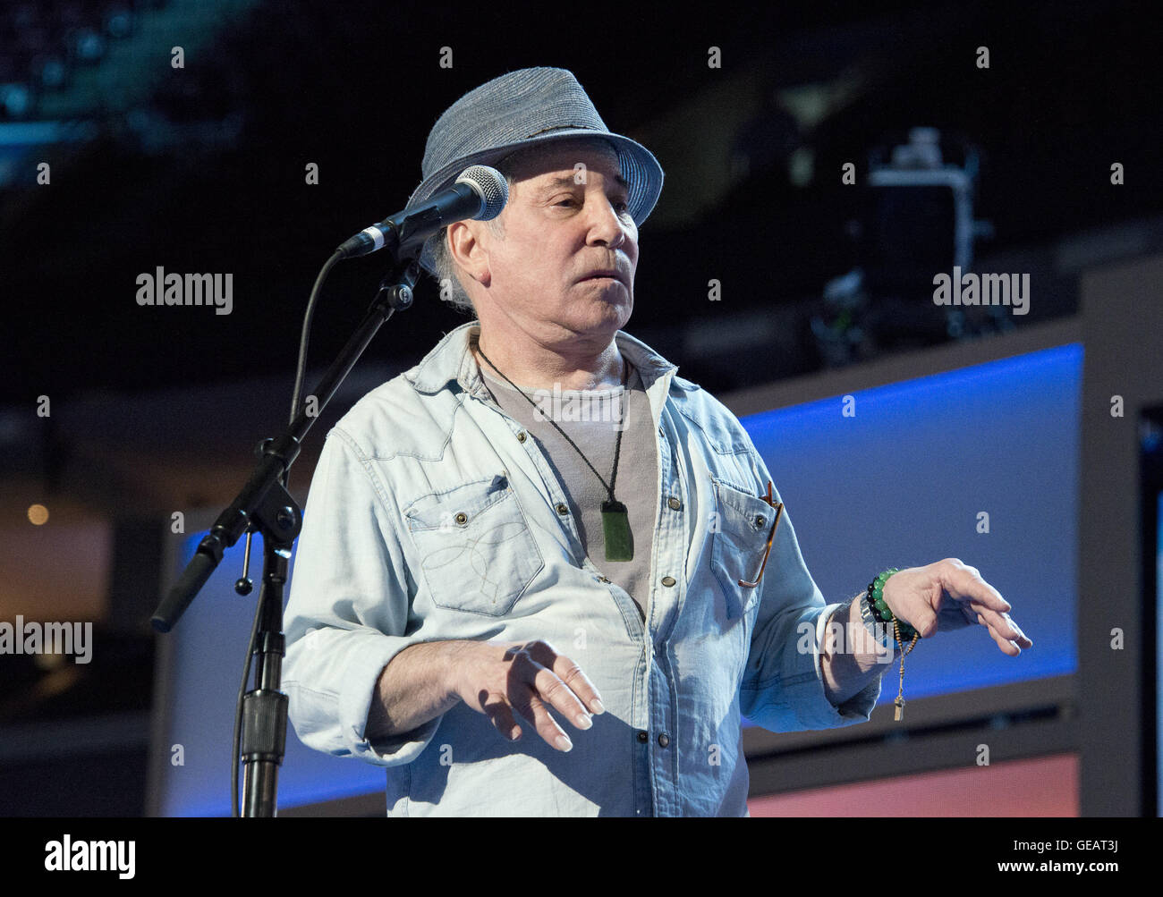 Philadelphie, Pennsylvanie, USA. 24 juillet, 2016. Chanteur et compositeur Paul Simon répète ''Bridge Over Troubled Water'' avant le début de la Convention nationale démocrate de 2016 tenue à la Wells Fargo Center de Philadelphie, Pennsylvanie le dimanche, Juillet 24, 2016.Credit : Ron Sachs/CNP. Credit : Ron Sachs/CNP/ZUMA/Alamy Fil Live News Banque D'Images