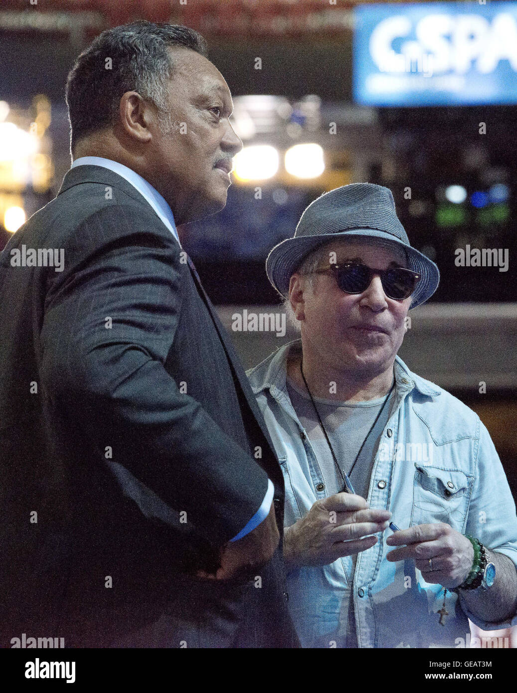 Philadelphie, Pennsylvanie, USA. 24 juillet, 2016. Chanteur et compositeur Paul Simon et le révérend Jesse Jackson, soeur avant le début de la Convention nationale démocrate de 2016 tenue à la Wells Fargo Center de Philadelphie, Pennsylvanie le dimanche, Juillet 24, 2016.Credit : Ron Sachs/CNP. Credit : Ron Sachs/CNP/ZUMA/Alamy Fil Live News Banque D'Images