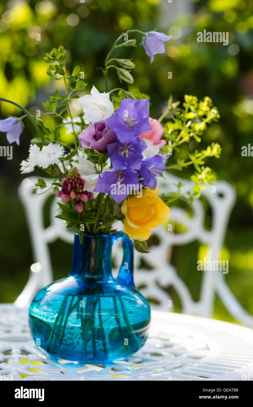 Fleurs d'été dans un vase, lupin, œillet, rose, coquelicot et bellflower Banque D'Images