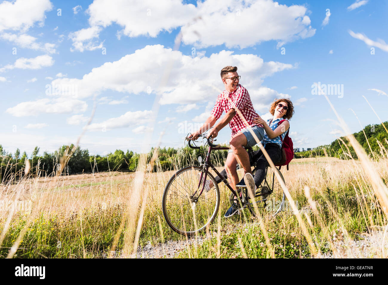Happy young couple on a bicycle tour Banque D'Images Happy young couple on a bicycle tour Banque D'Images