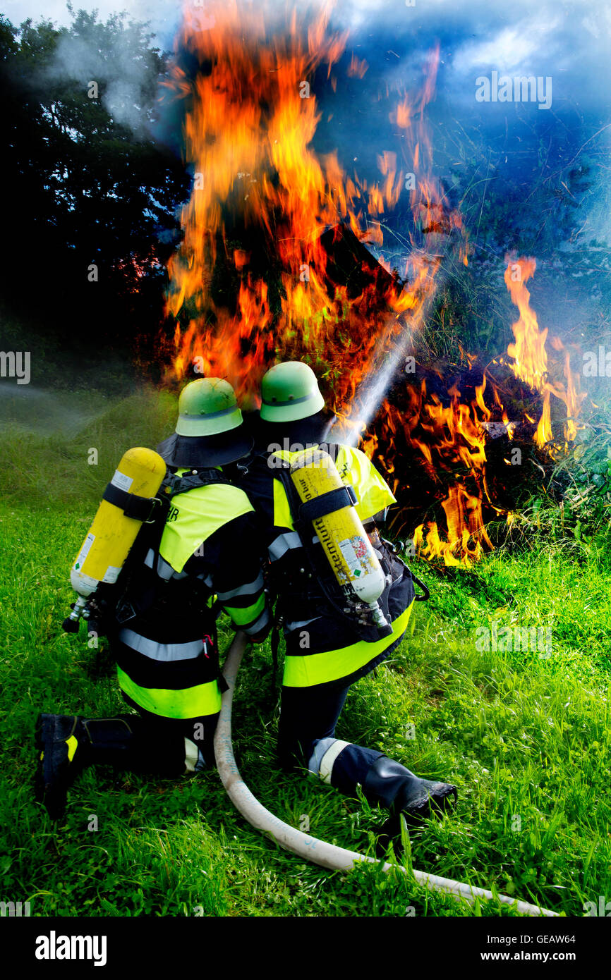 Les pompiers d'éteindre le feu Banque D'Images