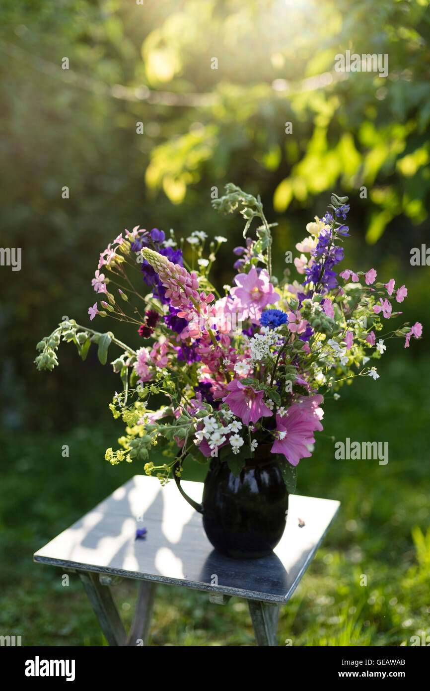 Vase à fleurs d'été, lupin, rose trémière, bleuet, et alchémille bellflower Banque D'Images