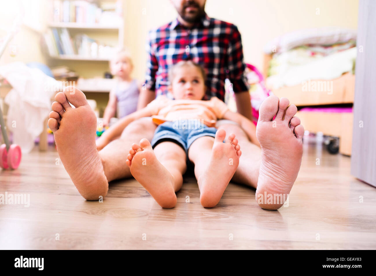 Père et fille à la maison, montrant leurs pieds nus Photo Stock - Alamy