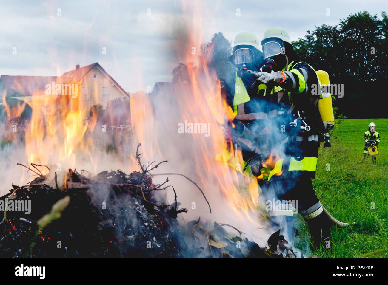 Fire Brigade debout à fire Banque D'Images