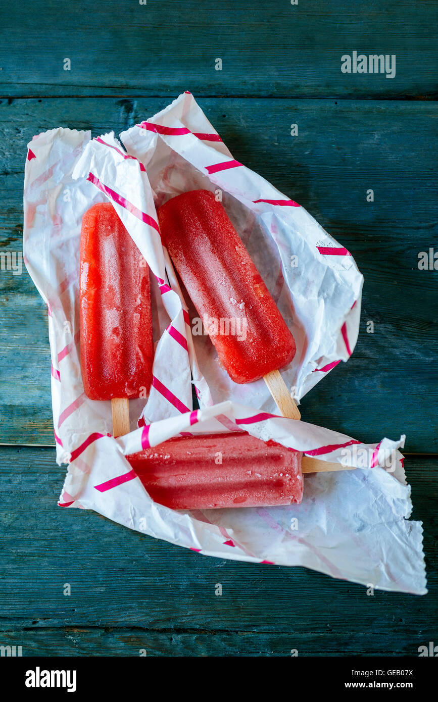 Watermelon snow ice cream en bandelettes sur bois Banque D'Images