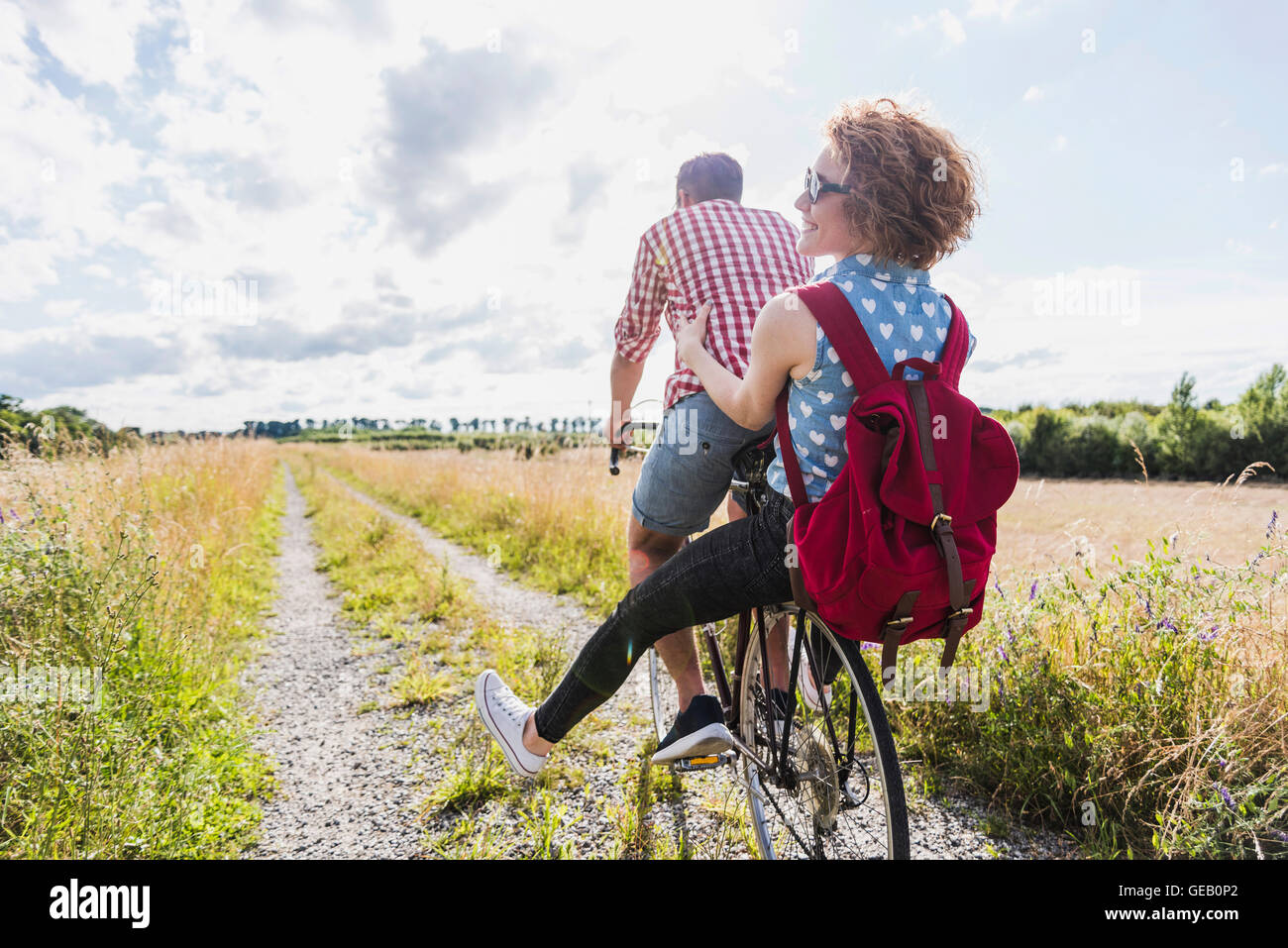 Happy young couple on a bicycle tour Banque D'Images Happy young couple on a bicycle tour Banque D'Images