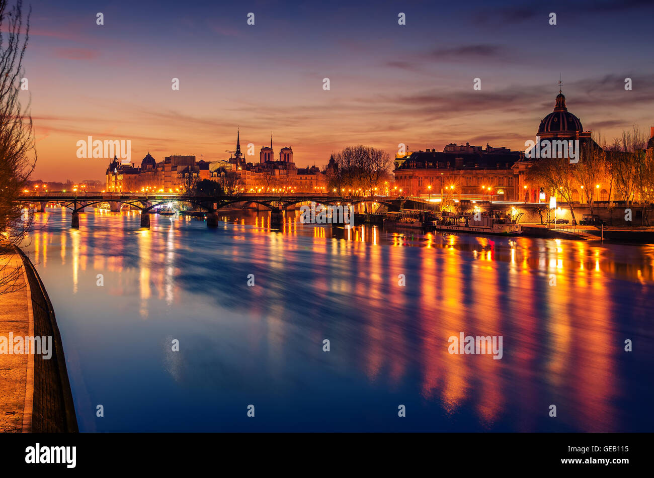 France : Paris, Seine et de la vieille ville de sunrise Banque D'Images