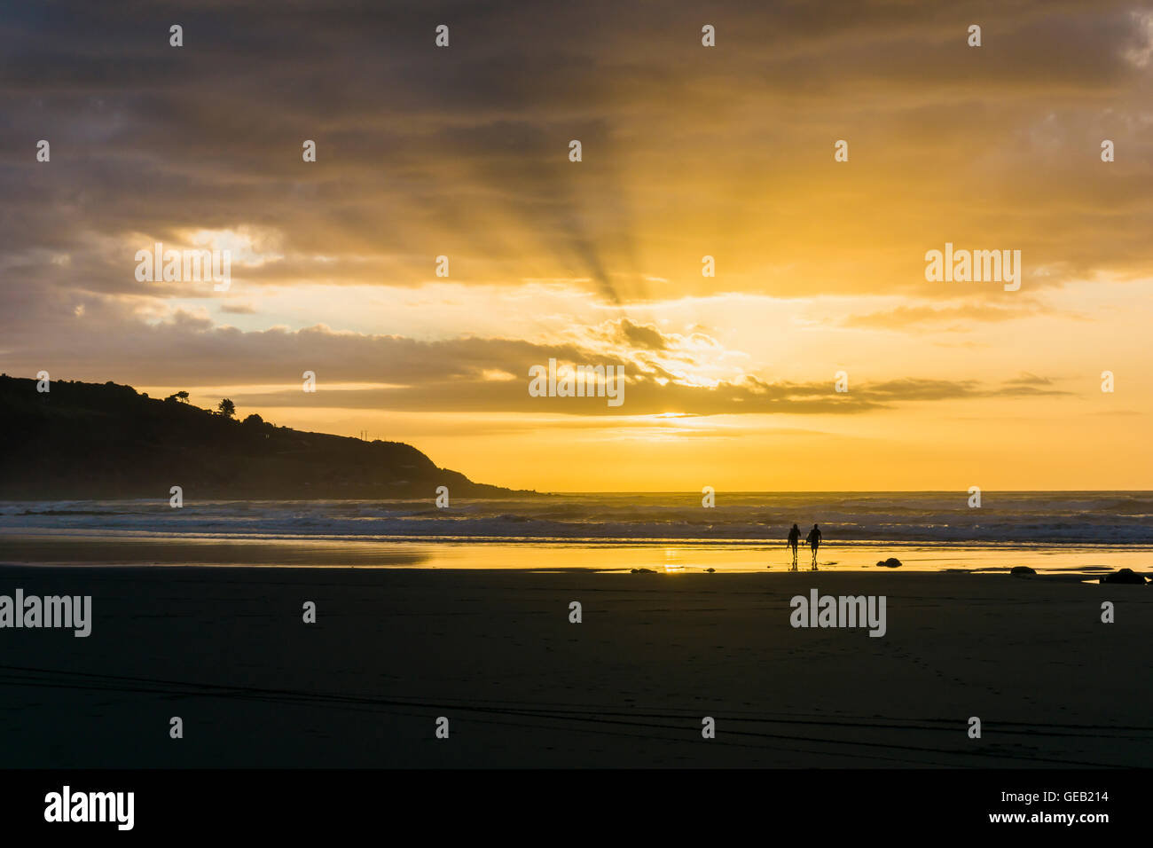 Silhouette de deux personnes sur la plage de rétro-éclairage Banque D'Images