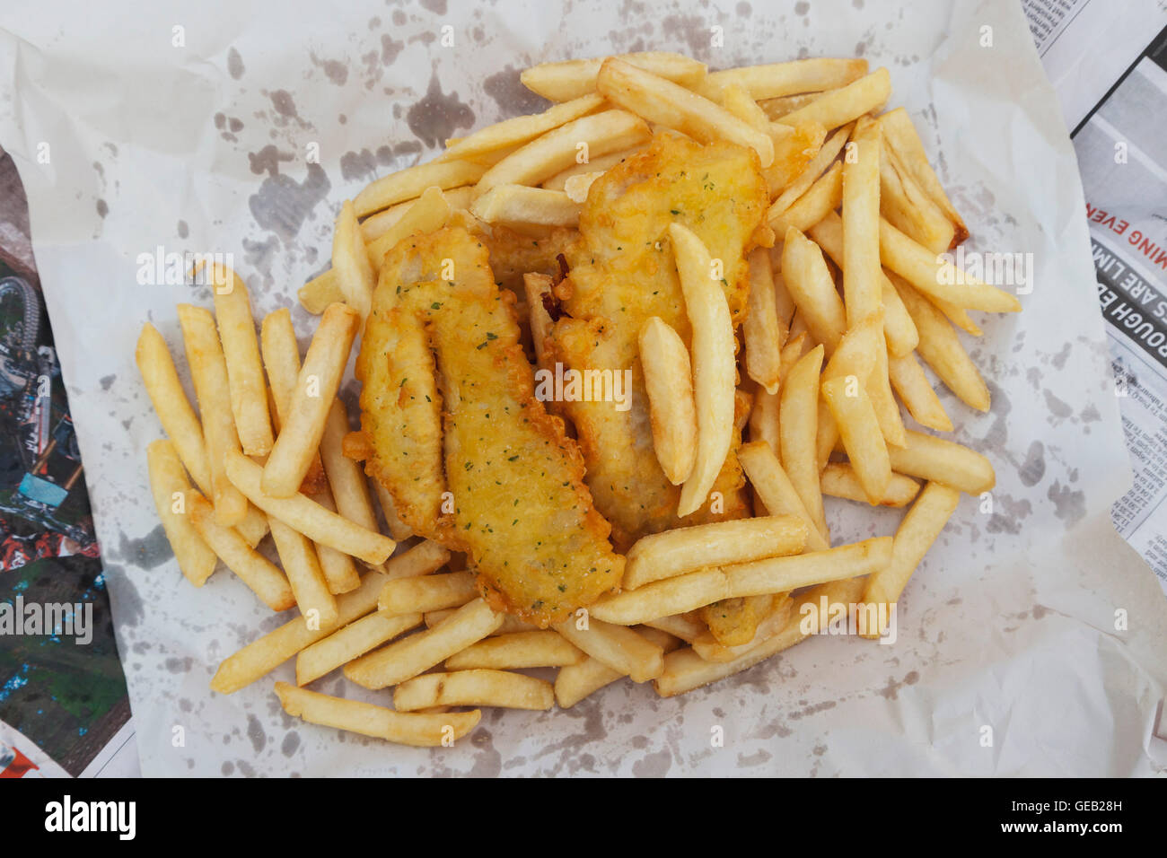 La NOUVELLE ZELANDE, poisson et frites, un plat traditionnellement servi  sur le papier parchemin Photo Stock - Alamy