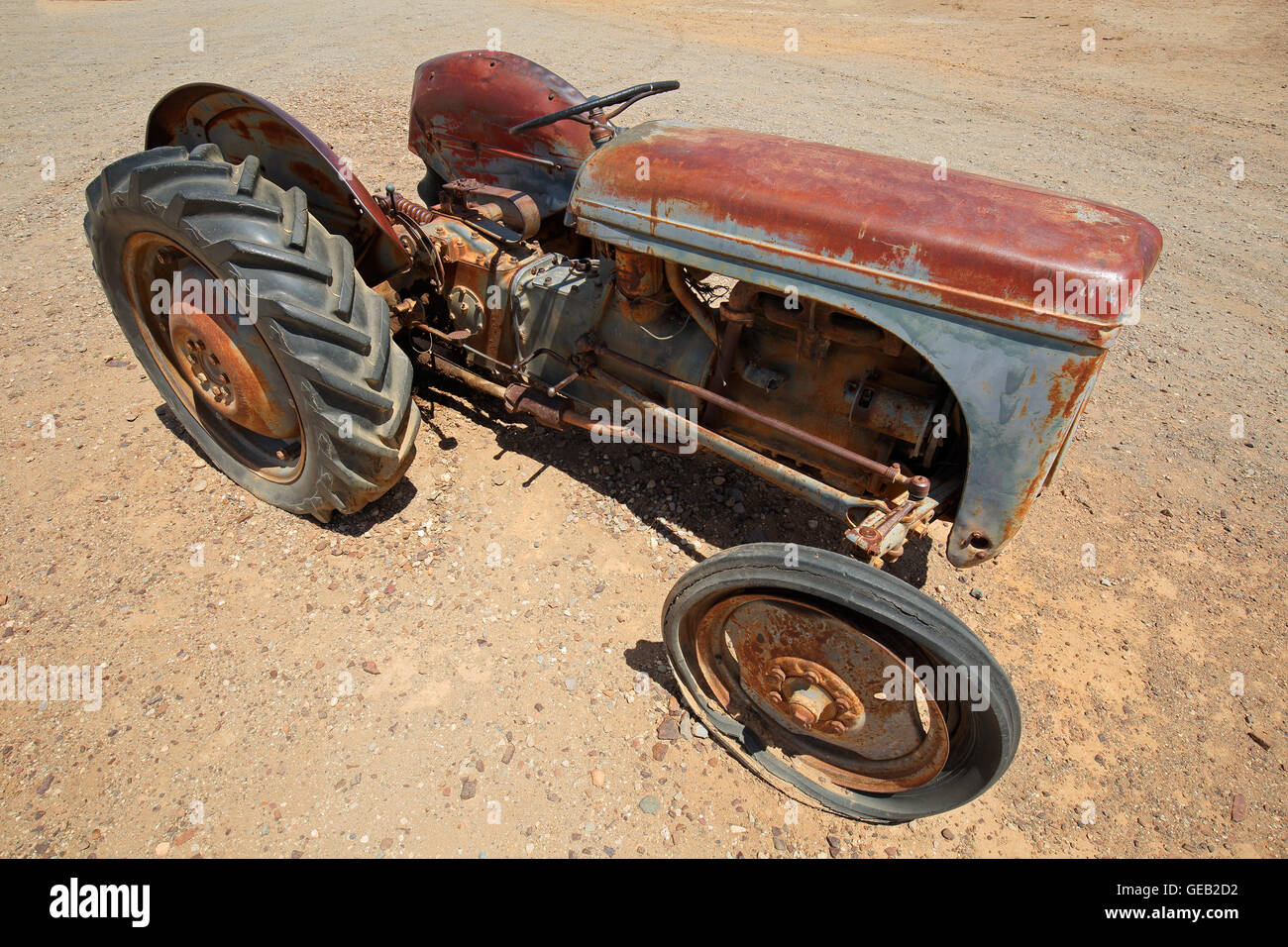 Rusty vieux tracteur abandonné sur le terrain Banque D'Images