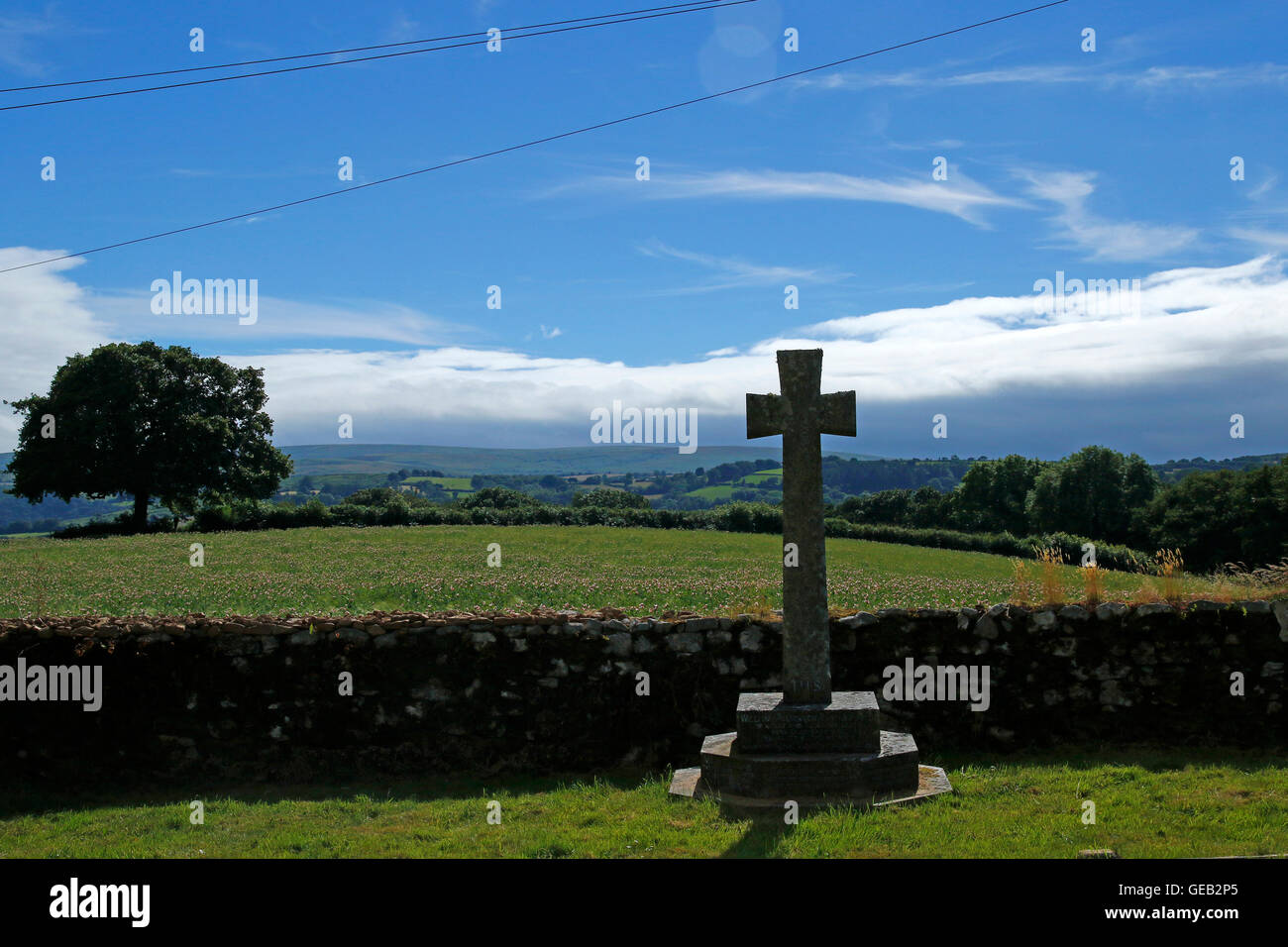 L'église saxonne à Buckland-dans-le-moor avec la célèbre horloge 'Ma chère mère' commandé par la famille Whiteley en mémoire Banque D'Images