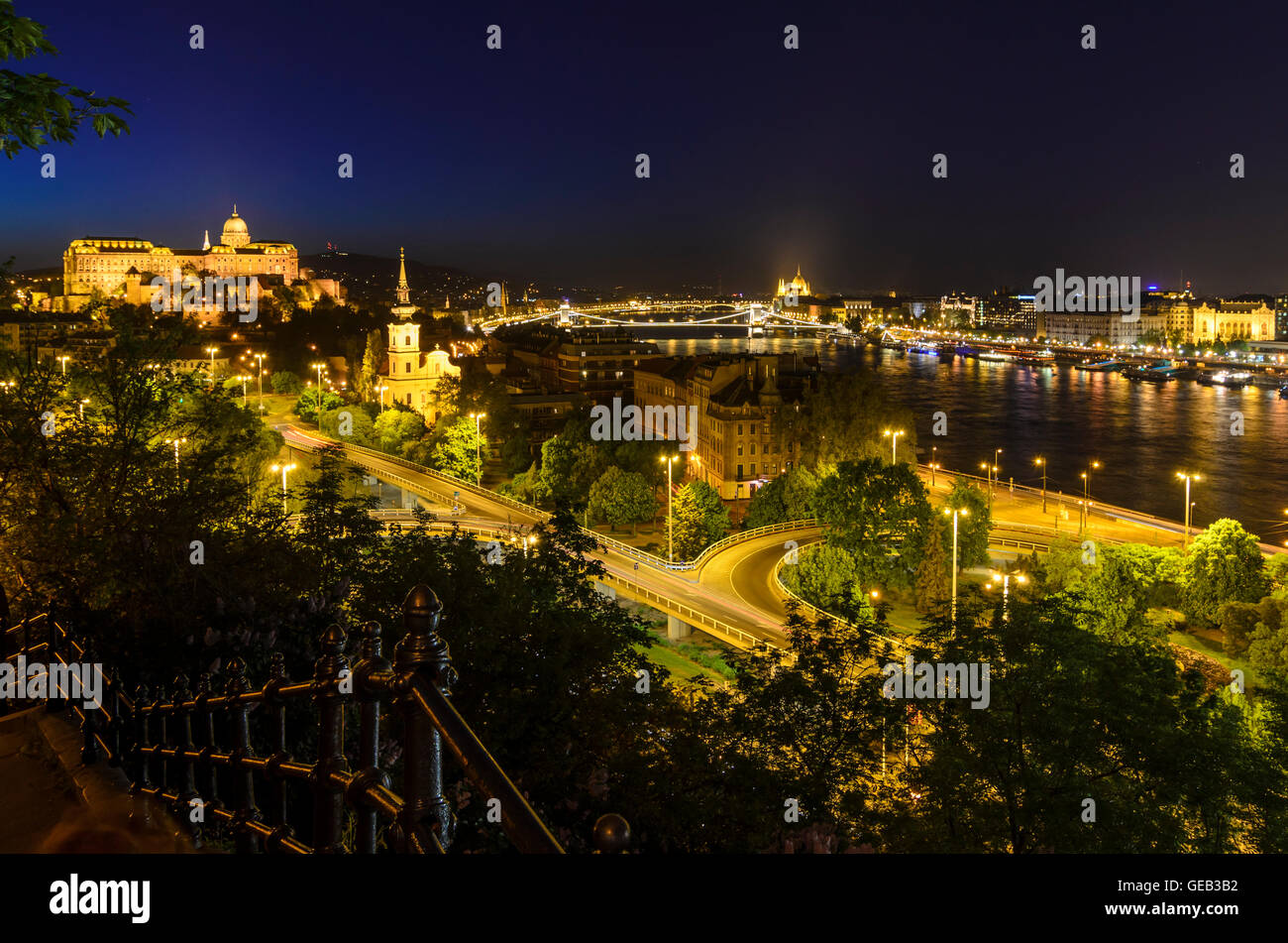 Budapest : la vue de la colline Gellert, sur le Danube avec le Pont des Chaînes , Château de Buda, Hongrie, Budapest, Banque D'Images