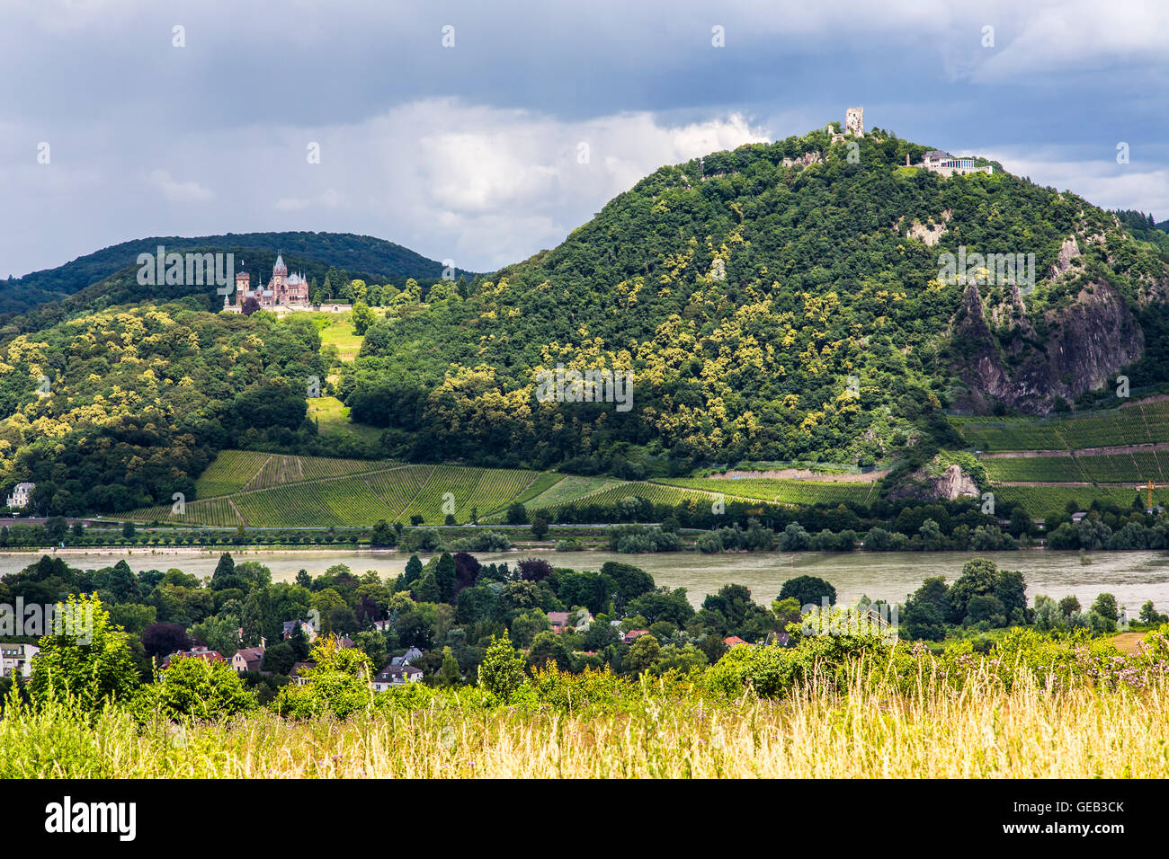 Vue sur la vallée du Rhin près de Königswinter, avec les sept montagnes Siebengebirge, salon, montagne Drachenfels, Allemagne Banque D'Images