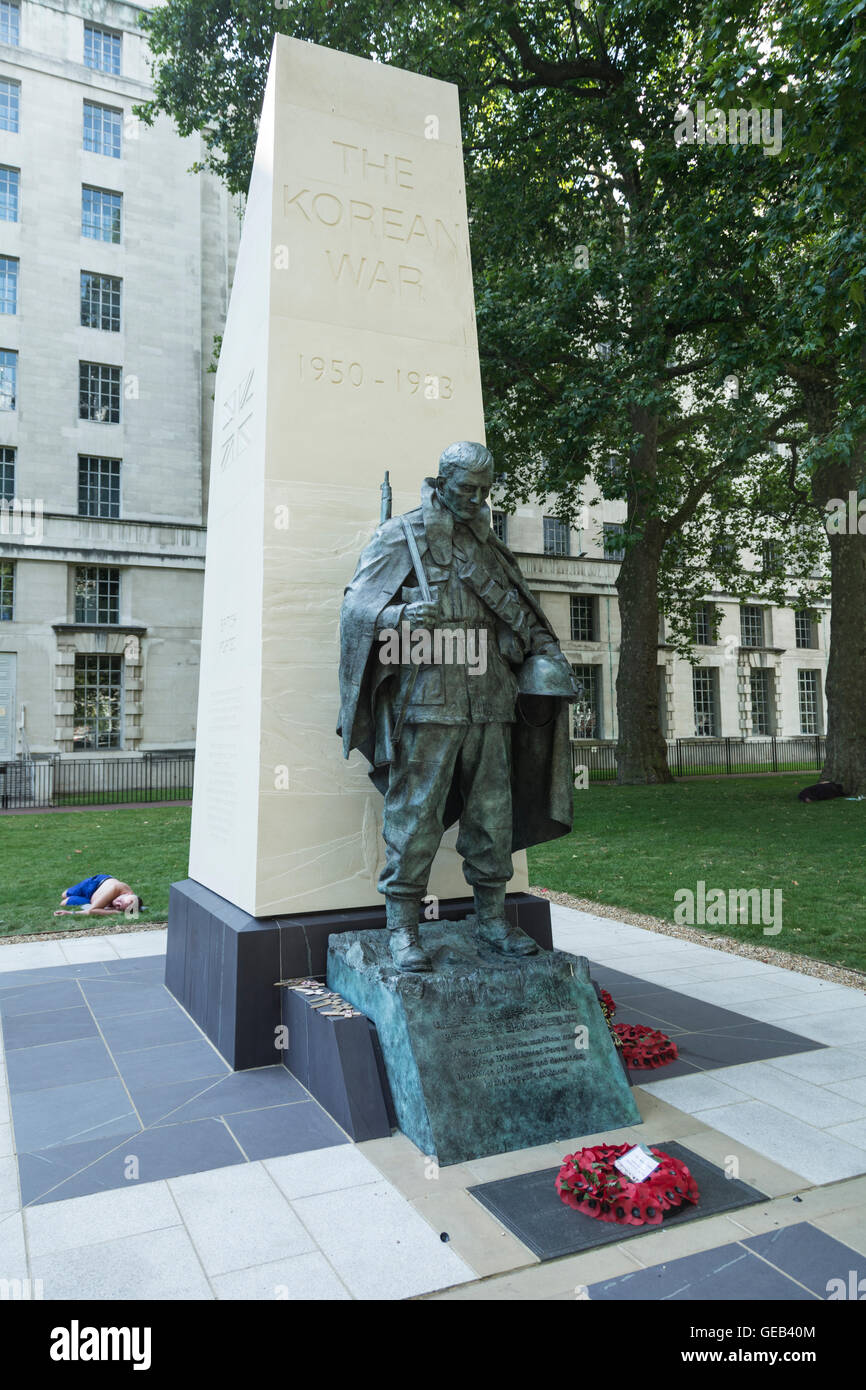 Un monument commémoratif aux soldats britanniques de la guerre de Corée dans les jardins Victoria Embankment, à l'extérieur du ministère de la Défense, Londres, Angleterre, Royaume-Uni Banque D'Images