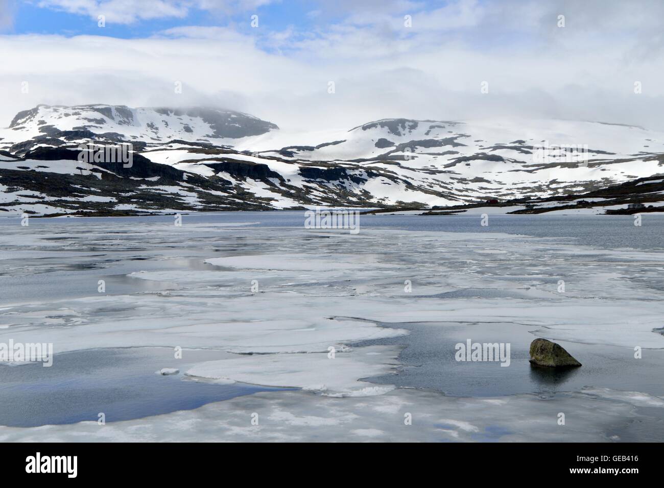 Avec de la glace dans le lac highlands norvégien. Finse, Hordaland. Banque D'Images