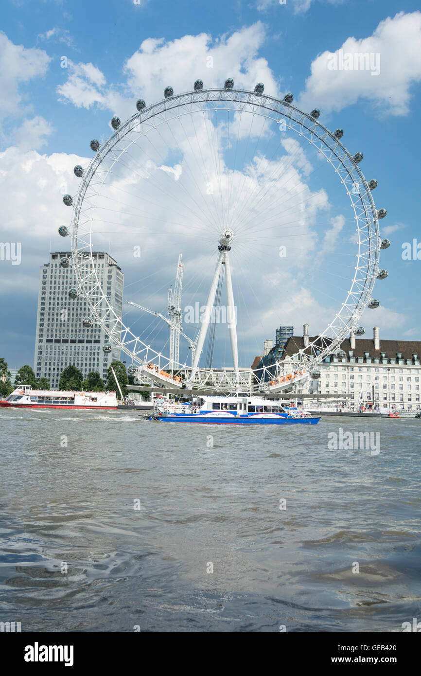 The Shell Centre, London Eye et City Hall sur la rive sud de la Tamise, Londres, Angleterre, Royaume-Uni Banque D'Images
