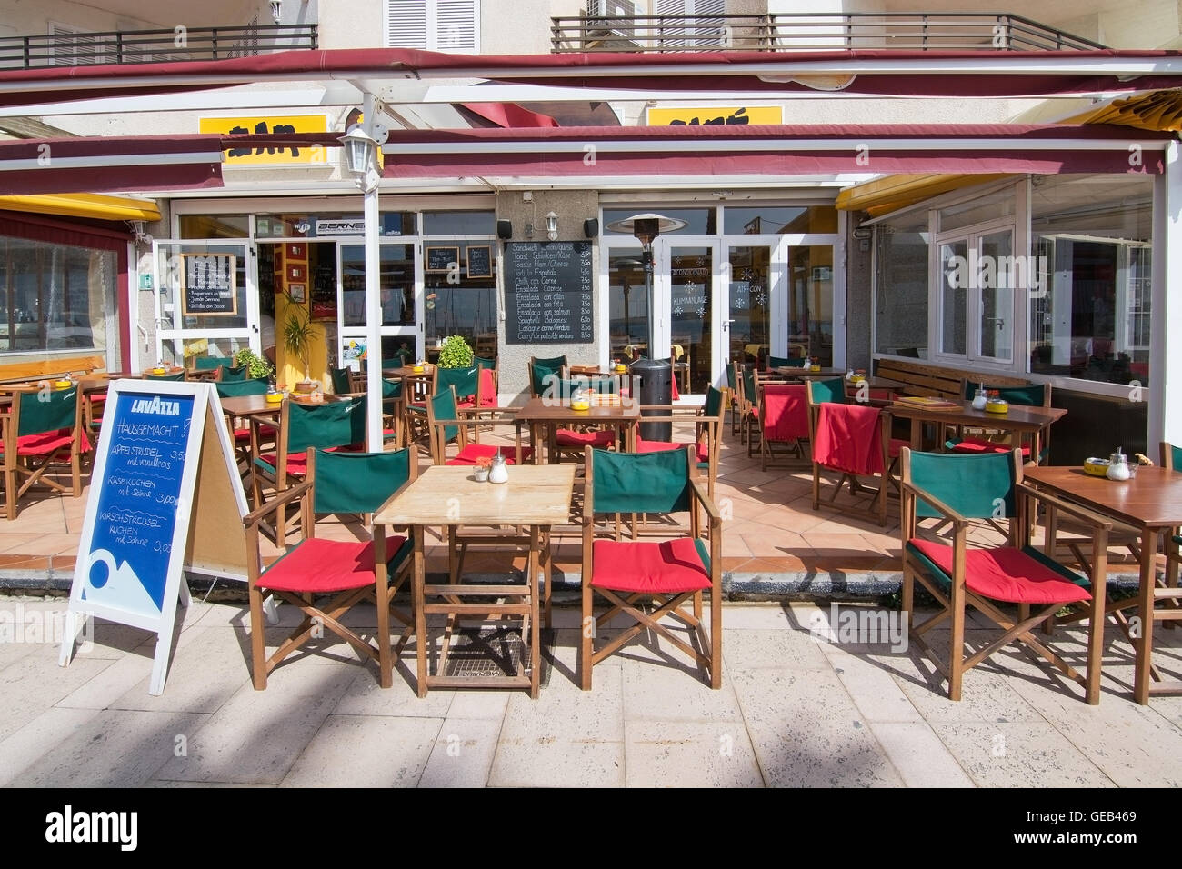 Café en plein air bien exposé sur un versant FlipFlop journée de printemps à Can Pastilla, Majorque, îles Baléares, Espagne le 2 avril 2016. Banque D'Images
