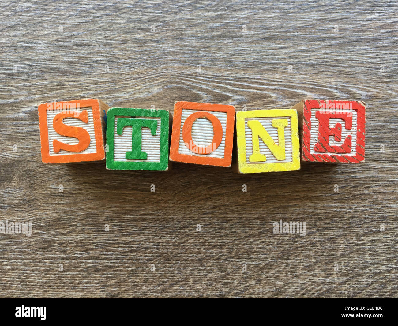 Des cales de bois ou des cubes en bois jouets avec lettres de l'alphabet sur ces combinés ensemble pour créer le mot STONE Banque D'Images