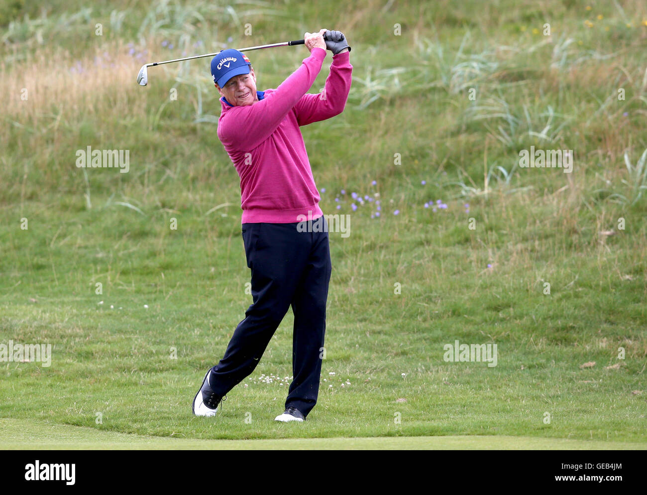 USA's Tom Watson prend son second coup sur le deuxième trou pendant quatre jours du championnat Senior 2016 à Carnoustie Golf Links. ASSOCIATION DE PRESSE Photo. Photo date : dimanche 24 juillet 2016. Voir histoire de PA Carnoustie GOLF. Crédit photo doit se lire : Jane Barlow/PA Wire. RESTRICTIONS : Utiliser l'objet de restrictions. Usage éditorial uniquement. Pas d'utilisation commerciale. Appelez le  +44 (0)1158 447447 pour de plus amples informations. Banque D'Images