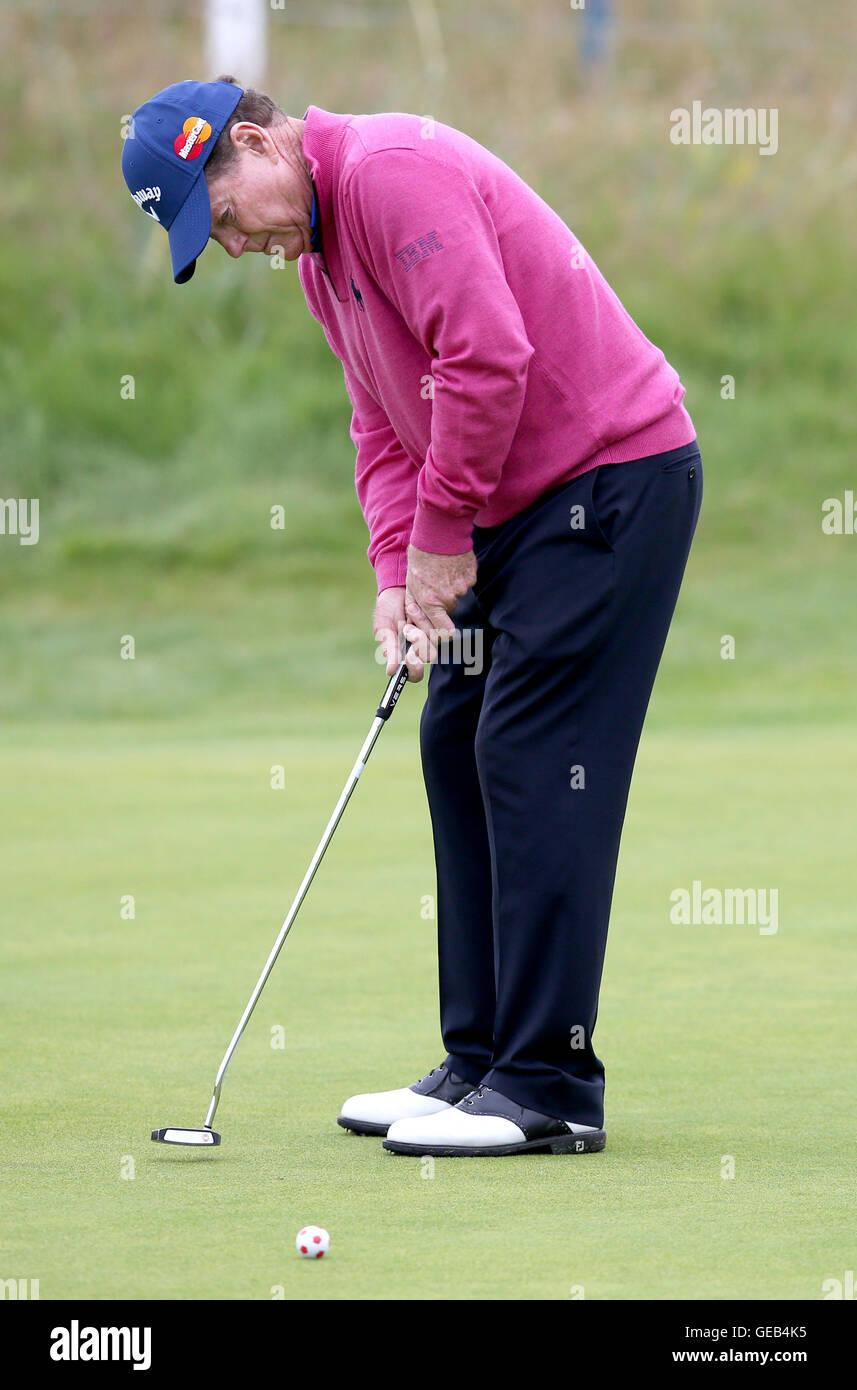 USA's Tom Watson sur la 2e verte pendant quatre jours du championnat Senior 2016 à Carnoustie Golf Links. Banque D'Images