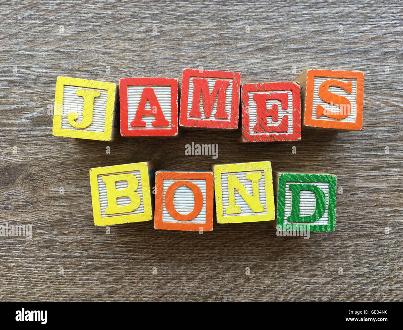 Nom écrit JAMES BOND avec une cale en bois caractères lettre Banque D'Images