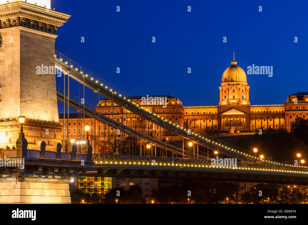 Budapest : Pont des Chaînes et le château de Buda, Hongrie, Budapest, Banque D'Images