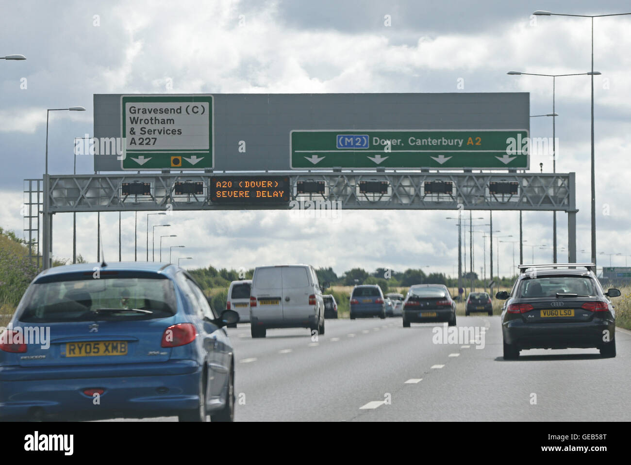 Un signe sur l'information d'autoroute M2 Avertissement de sérieux retards sur l'A20 à Dover, Kent, que les automobilistes font face à plus de misère sur les routes à Dover dans l'interruption devrait durer jusqu'à lundi. Banque D'Images