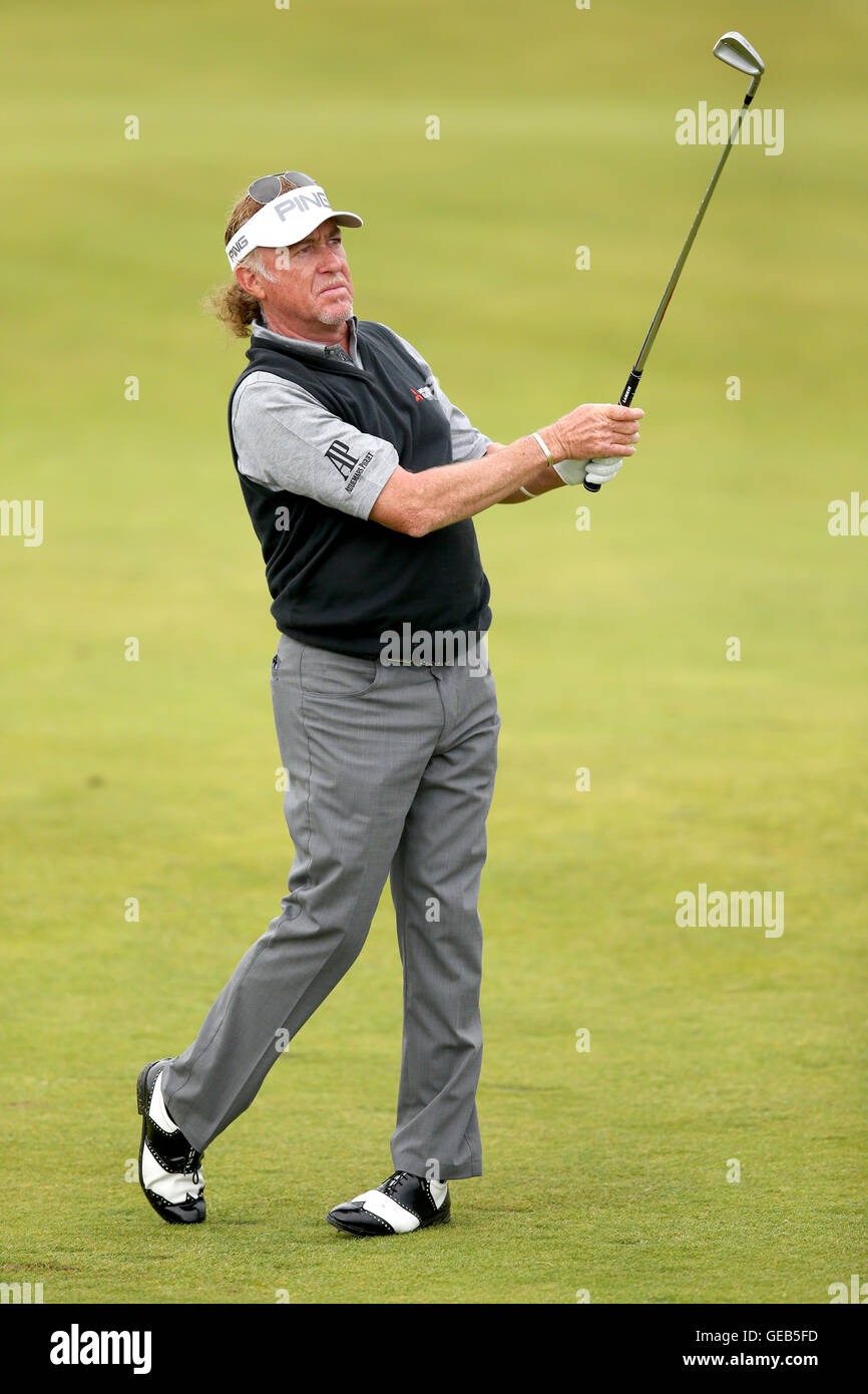 L'Espagne, Miguel Angel Jimenez prend son second coup sur le deuxième trou pendant quatre jours du championnat Senior 2016 à Carnoustie Golf Links. ASSOCIATION DE PRESSE Photo. Photo date : dimanche 24 juillet 2016. Voir histoire de PA Carnoustie GOLF. Crédit photo doit se lire : Jane Barlow/PA Wire. RESTRICTIONS : Utiliser l'objet de restrictions. Usage éditorial uniquement. Pas d'utilisation commerciale. Appelez le  +44 (0)1158 447447 pour de plus amples informations. Banque D'Images