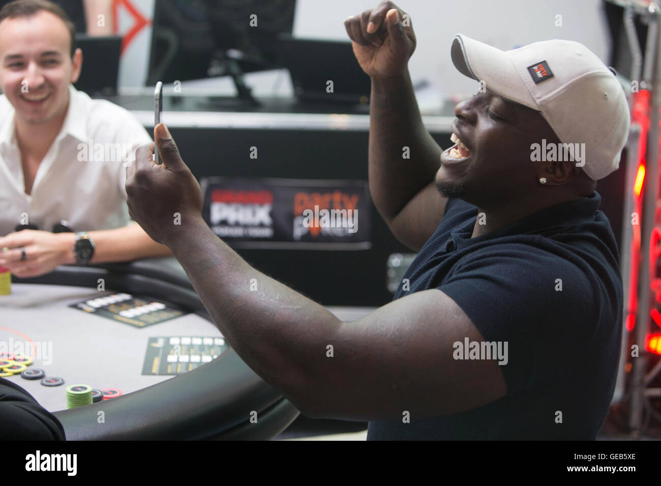 Adebayo Akinfenwa jouant au Big Bluff, un défi de célébrité lancé avec le site de jeu en ligne partypoker, comme les célébrités ont subi un cours de crash en jouant au poker au cours des 3 derniers mois, culminant par une finale en direct au stade Amex de Brighton. Banque D'Images