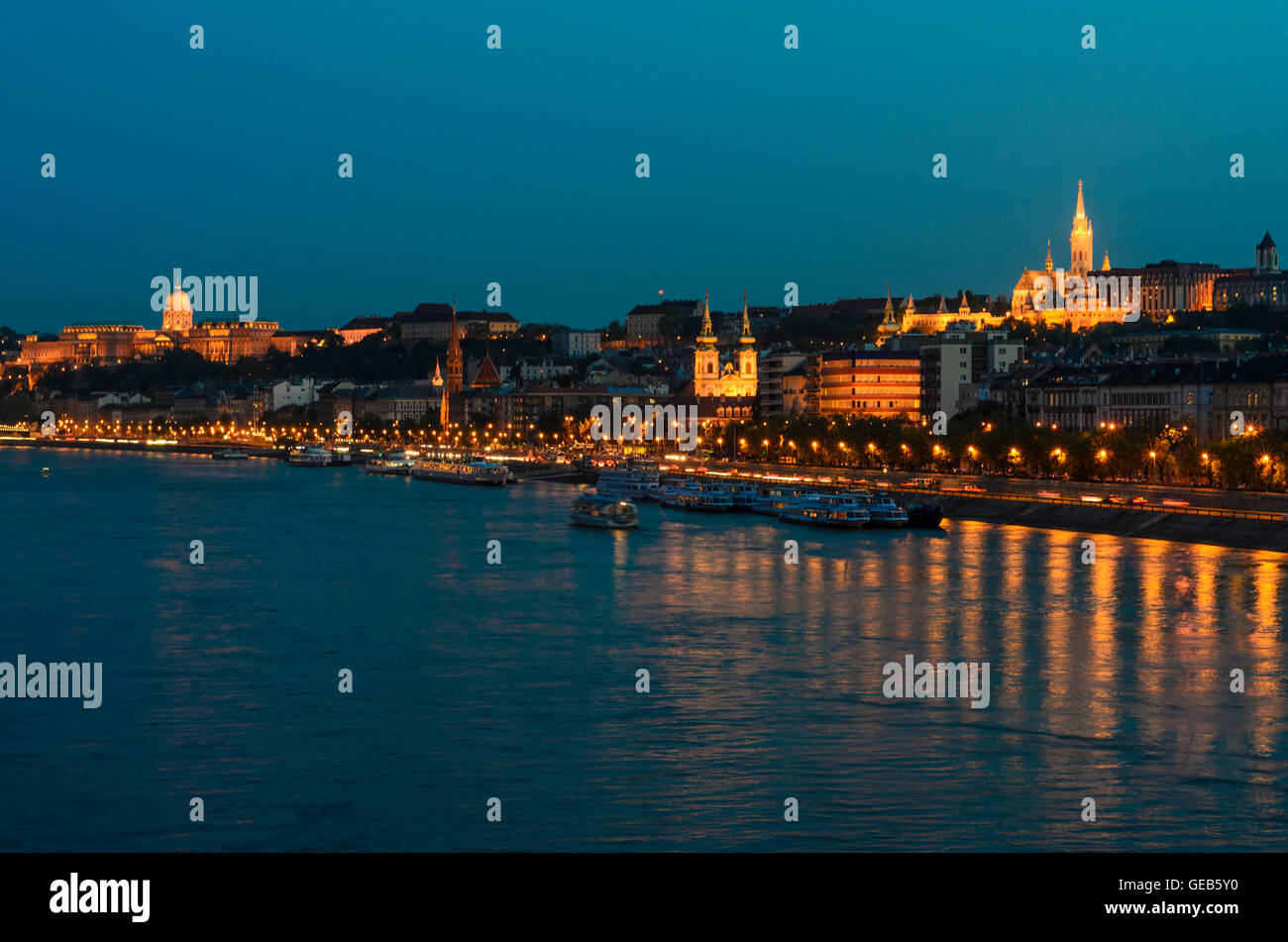 Budapest : Danube avec le Château de Buda, l'église Sainte-Anne , du Bastion des Pêcheurs et l'église Matthias, Hongrie, Budapest, Banque D'Images