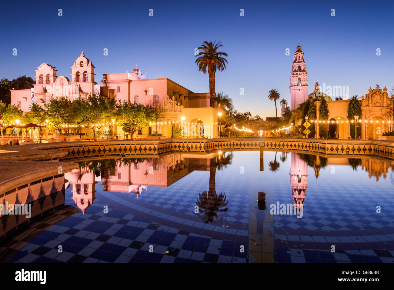 SAN DIEGO, Californie - Le 25 février 2016 : Plaza de Panama en Balboa Park la nuit. Banque D'Images