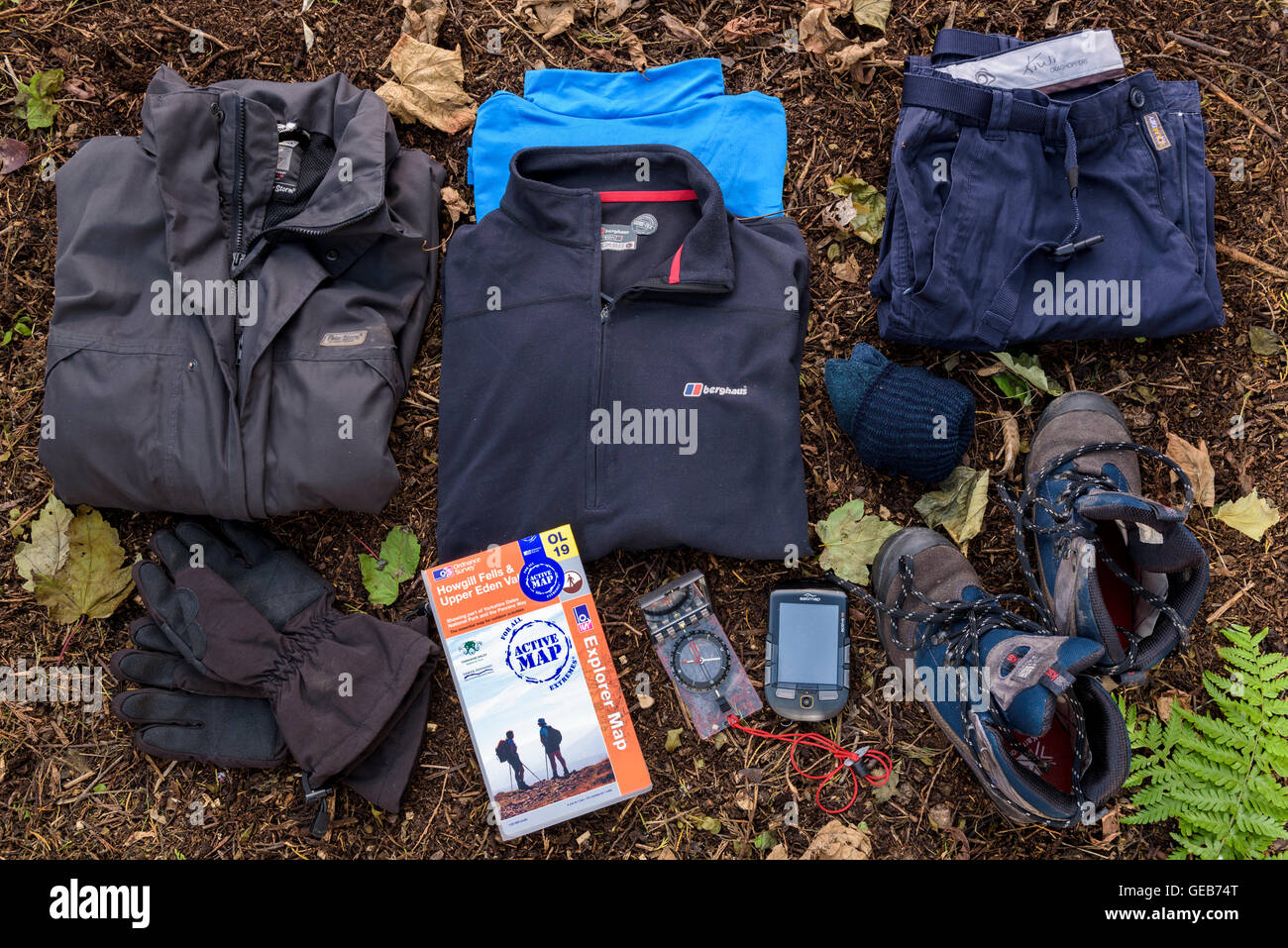 Quelques balades en plein air ou de trekking, y compris la carte, boussole et GPS device.Vue de dessus. Banque D'Images Quelques balades en plein air ou de trekking, y compris la carte, boussole et GPS device.Vue de dessus. Banque D'Images
